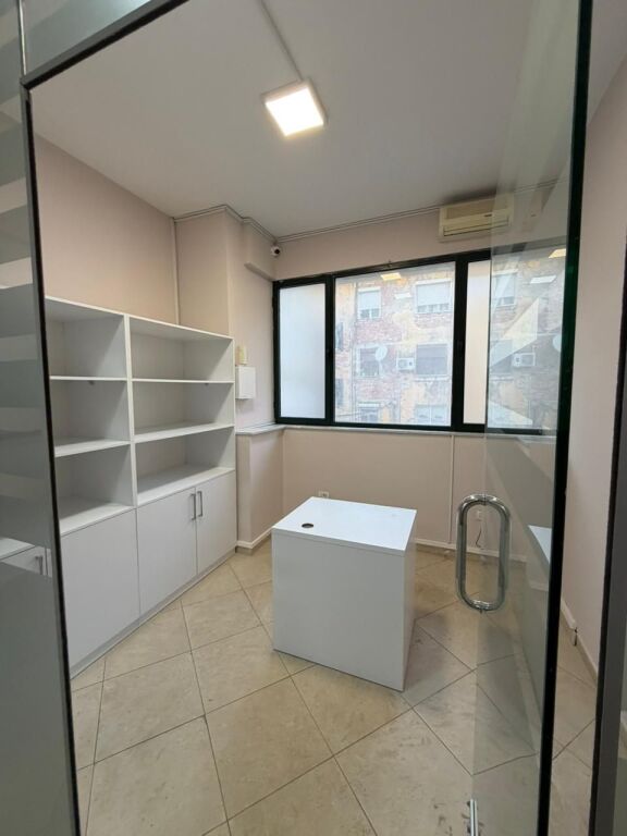 🏢 Jepet ambient me qira  📍 Zona: 21 Dhjetori💰 Çmimi: 100.000 lekë/muaj