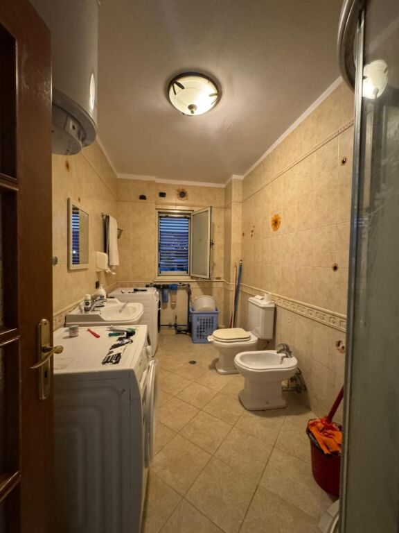 🏠AFFITTASI Appartamento 2+1   📍Lago Artificiale 🏢4° piano, con ascensore📐Sup: 120m2 💶 Prezzo: 80.000 Leke/mese