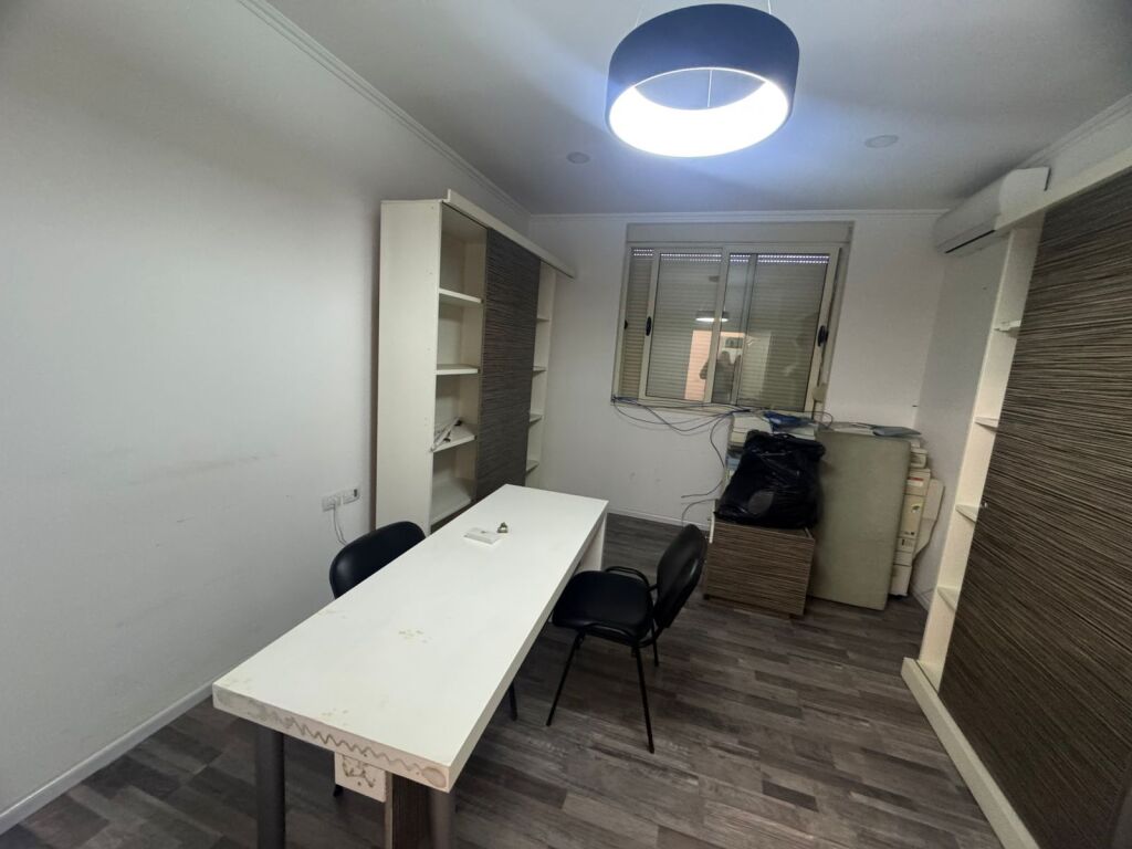 Ambjent komercial tek Delijorgji ne katin e 8