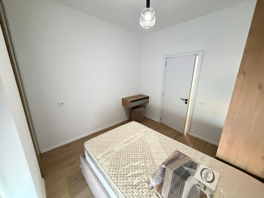 🏢 Jepet me Qera Apartament 2+1 – Zona 5 Maji  Ofrohet për qera një apartament 2+1 në zonën e 5 Majit, një nga zonat në zhvillim dhe me akses të mirë në qytet. Apartamenti është i organizuar në mënyrë funksionale dhe i përshtatshëm për familje ose për individë që kërkojnë komoditet dhe qetësi.  📍 Vendndodhja: Zona 5 Maji 🏠 Tipologjia: 2+1 💶 Çmimi: 700 mije leke/ muaj  Për më shumë informacion ose për një vizitë në pronë, ju lutemi na kontaktoni.