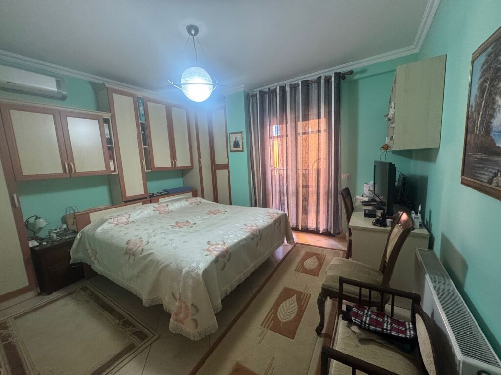 Apartament 2+1 per shitje tek Komuna e Parisit.
