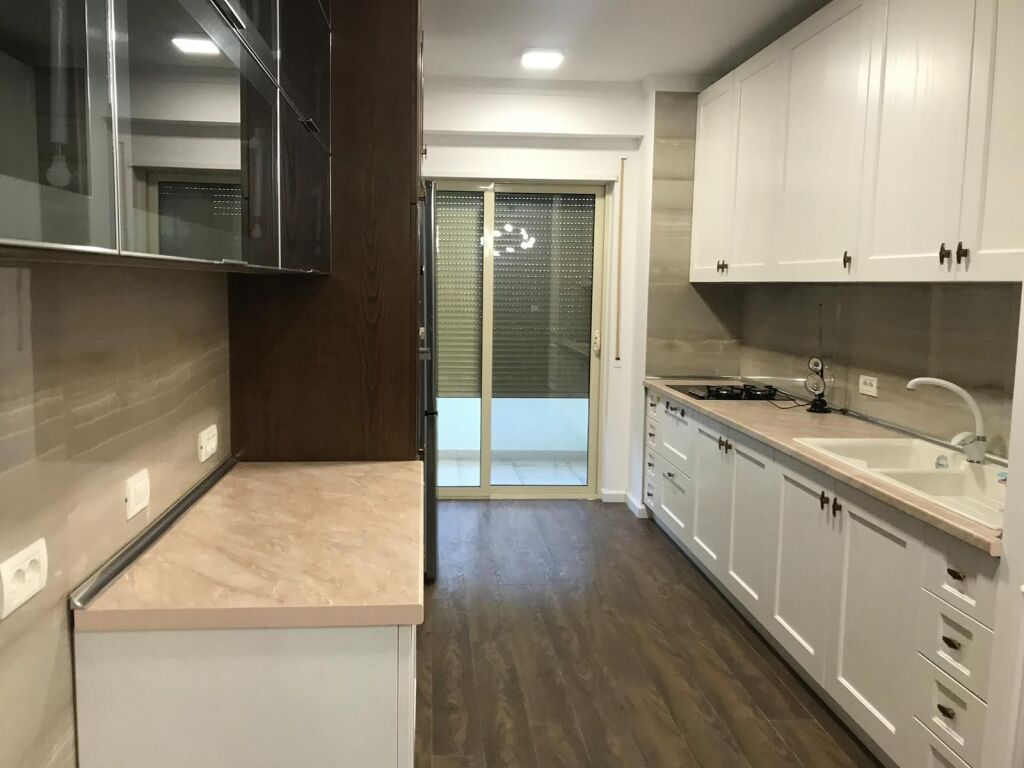 Vendesi Appartamento 3+1+2 nel Centro di Durazzo