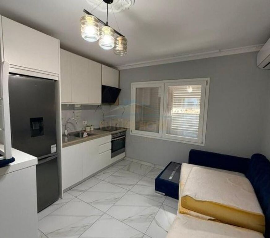 Appartamento 2+1+2 in vendita in via Barrikadave Tirana