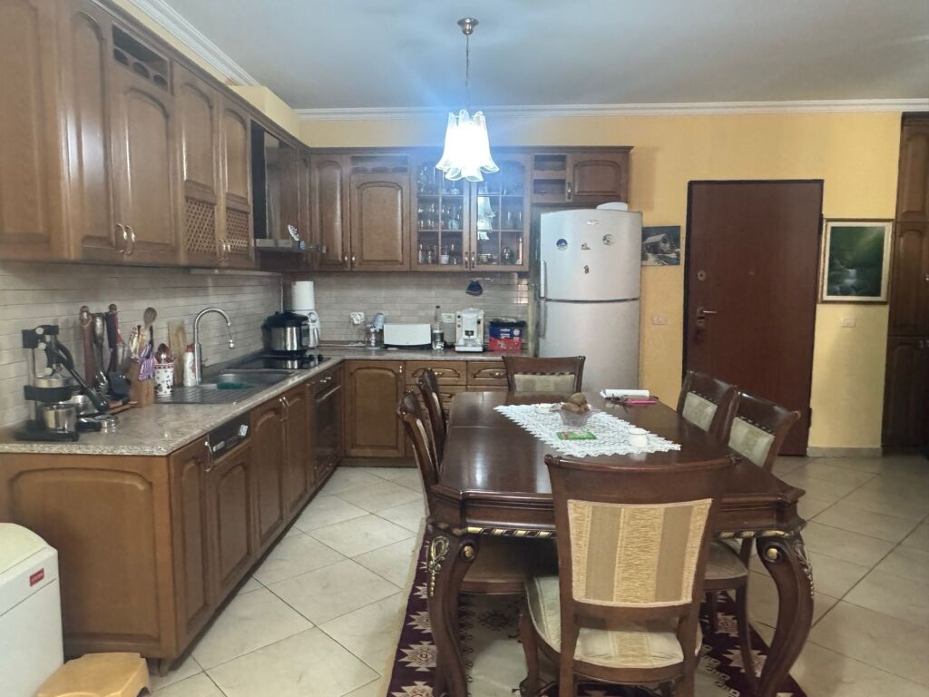 Apartament 2+1 per shitje tek Komuna e Parisit.