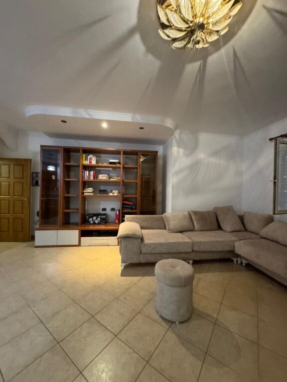 🏠AFFITTASI Appartamento 2+1   📍Lago Artificiale 🏢4° piano, con ascensore📐Sup: 120m2 💶 Prezzo: 80.000 Leke/mese