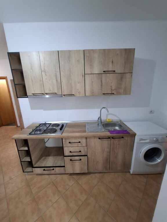 Jepet me Qera Apartament 1+1 tek Shkembi i Kavajes