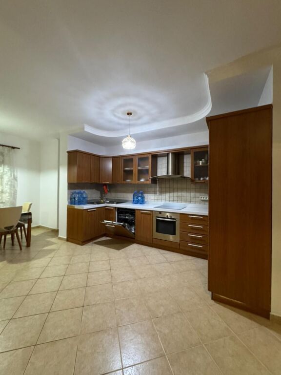🏠AFFITTASI Appartamento 2+1   📍Lago Artificiale 🏢4° piano, con ascensore📐Sup: 120m2 💶 Prezzo: 80.000 Leke/mese