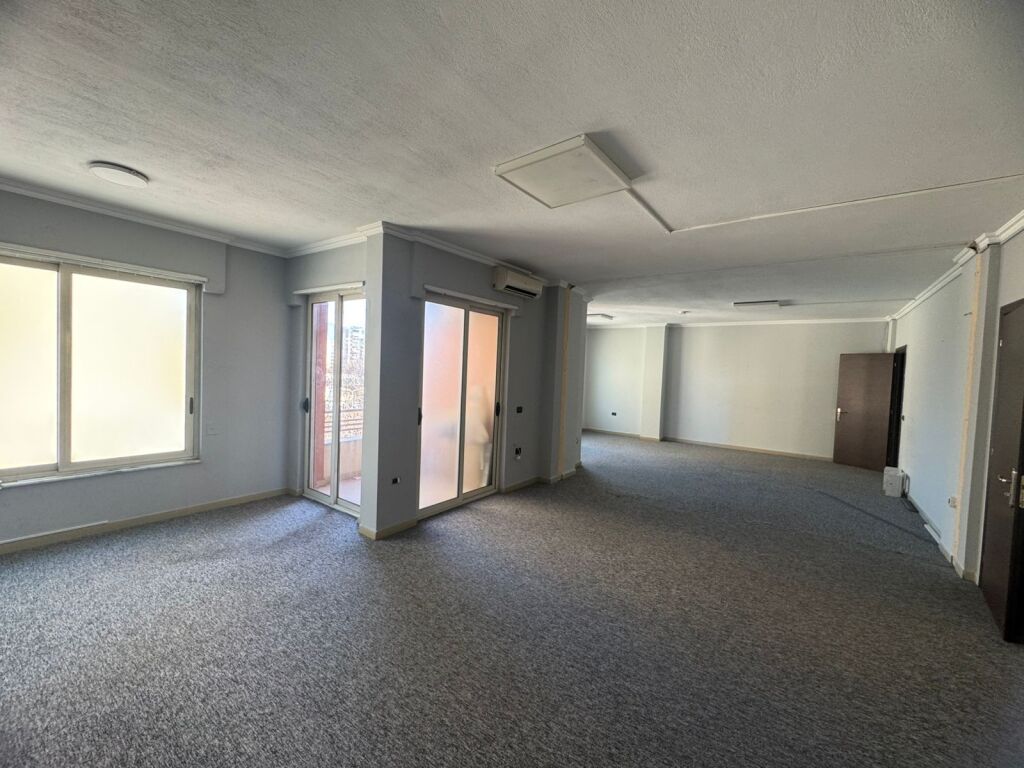 Ambiente Open Space 585 m² in Affitto – Ex Parco 6.000 € /Mese