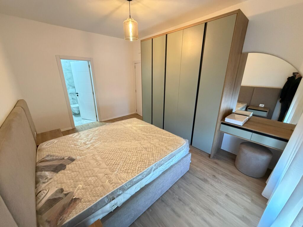 🏢 Jepet me Qera Apartament 2+1 – Zona 5 Maji  Ofrohet për qera një apartament 2+1 në zonën e 5 Majit, një nga zonat në zhvillim dhe me akses të mirë në qytet. Apartamenti është i organizuar në mënyrë funksionale dhe i përshtatshëm për familje ose për individë që kërkojnë komoditet dhe qetësi.  📍 Vendndodhja: Zona 5 Maji 🏠 Tipologjia: 2+1 💶 Çmimi: 700 mije leke/ muaj  Për më shumë informacion ose për një vizitë në pronë, ju lutemi na kontaktoni.