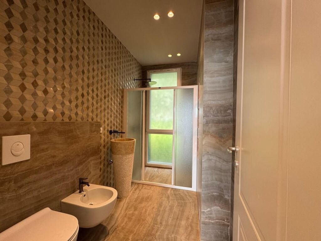 Shitet Apartament 3+1+2📍Pallati Brigadave