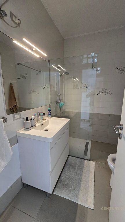 Shitet Apartament 3+1+2+poste parkimi te Rruga Peti !! 315,000 € Sip. Totale  138m2