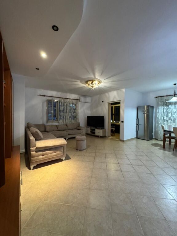 🏠AFFITTASI Appartamento 2+1   📍Lago Artificiale 🏢4° piano, con ascensore📐Sup: 120m2 💶 Prezzo: 80.000 Leke/mese