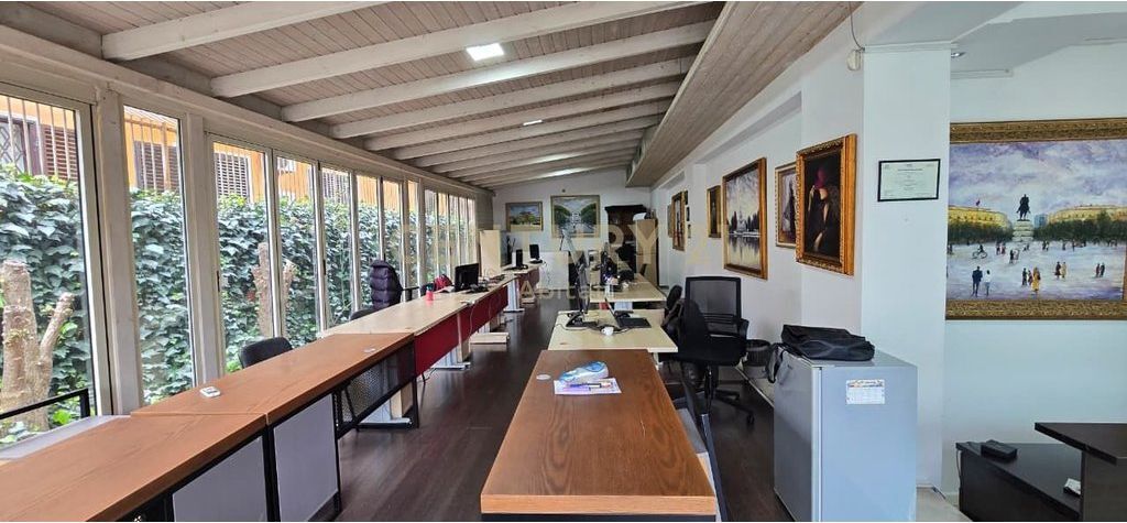 SHITET AMBIENT KOMERCIAL PERBALLE AMBASADES AMERIKANE 600,000 €
