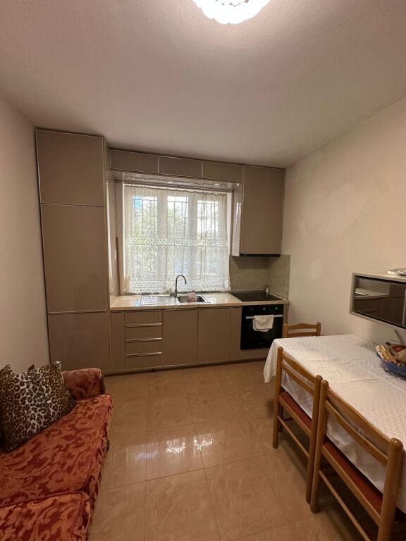 Appartamento 1+1+Cucina in affitto a Vasil Shanto, Via Viktor Eftemiu!