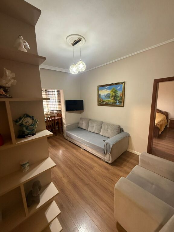 Apartament 1+1 me qira "Komuna e parisit"