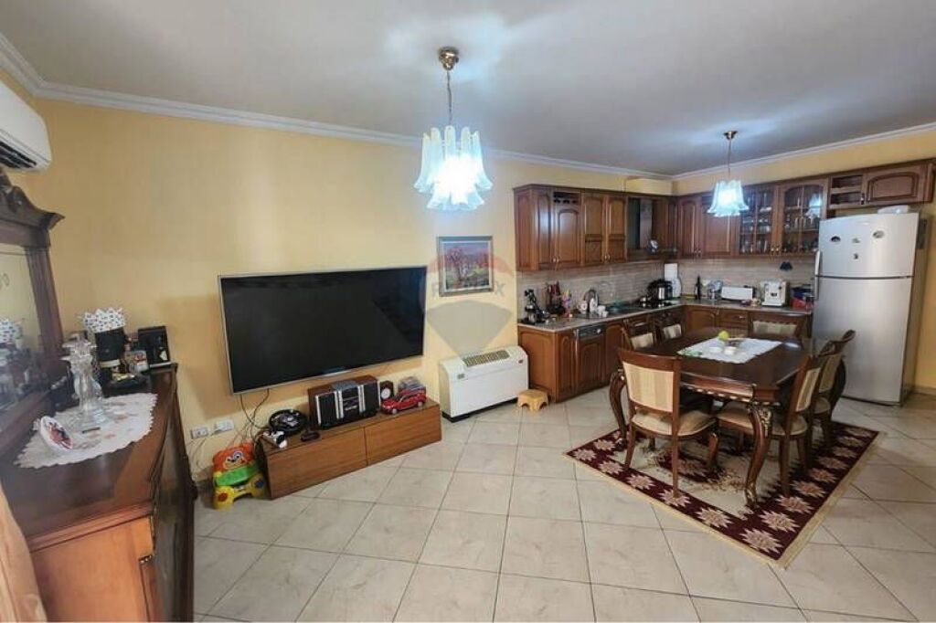 Apartament 3+1+2 per shitje Komuna e Parisit