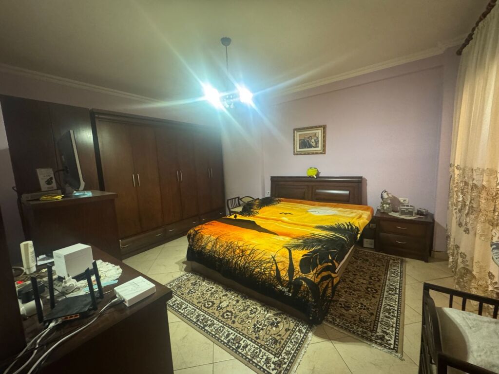 Apartament 2+1 per shitje tek Komuna e Parisit.
