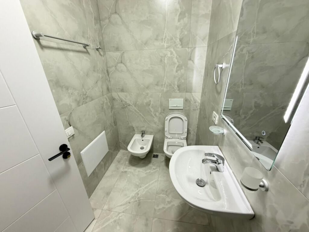 🏢 Jepet me qira apartament 2+1 – Zona 5 Maji💰 Çmimi: 70000 lekë / muaj