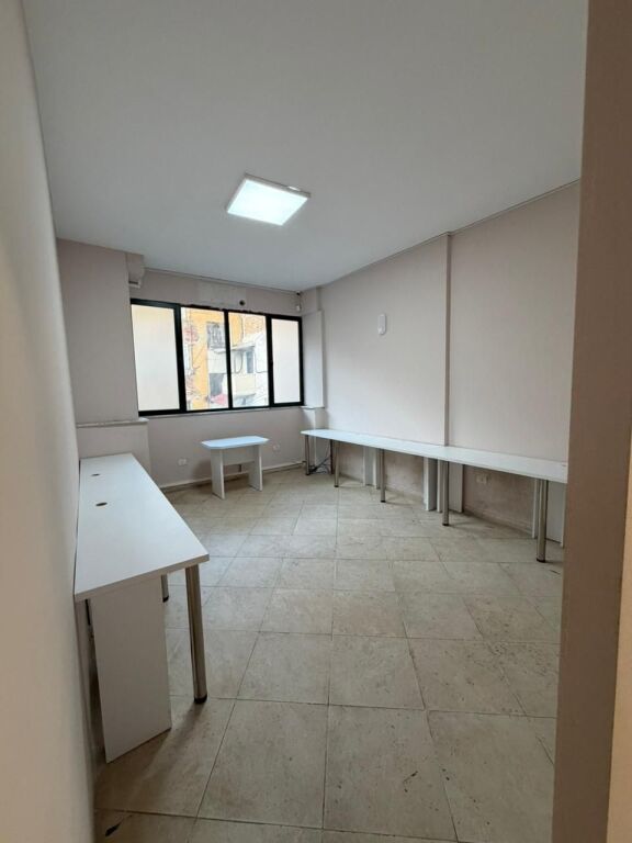 🏢 Jepet ambient me qira  📍 Zona: 21 Dhjetori💰 Çmimi: 100.000 lekë/muaj