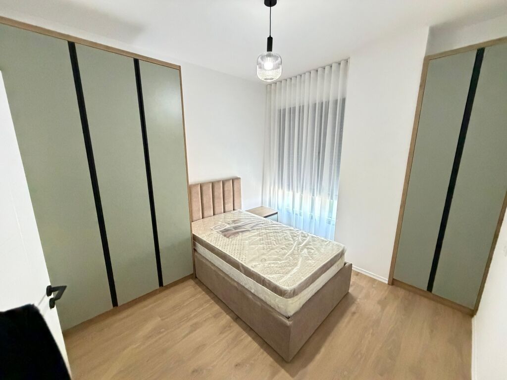 🏢 Jepet me Qera Apartament 2+1 – Zona 5 Maji  Ofrohet për qera një apartament 2+1 në zonën e 5 Majit, një nga zonat në zhvillim dhe me akses të mirë në qytet. Apartamenti është i organizuar në mënyrë funksionale dhe i përshtatshëm për familje ose për individë që kërkojnë komoditet dhe qetësi.  📍 Vendndodhja: Zona 5 Maji 🏠 Tipologjia: 2+1 💶 Çmimi: 700 mije leke/ muaj  Për më shumë informacion ose për një vizitë në pronë, ju lutemi na kontaktoni.