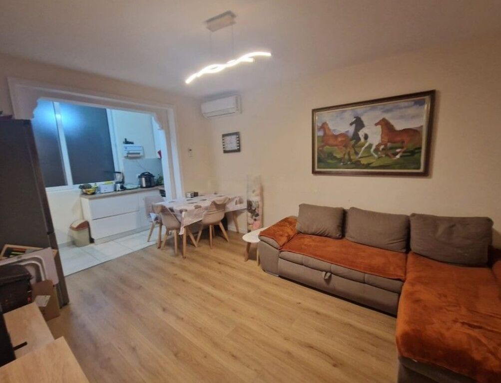 Shitet apartament 1+1 ne rrugen Mine Peza , Tirane.