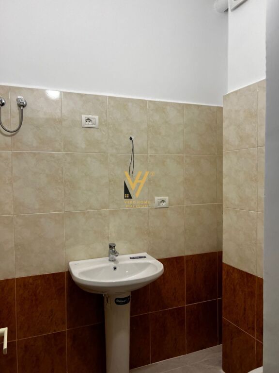 JEPET AMBIENT BIZNESI 32 M2 ME QERA TE STADIUMI DINAMO 45.000 LEKE