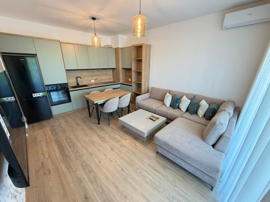 🏢 Jepet me Qera Apartament 2+1 – Zona 5 Maji  Ofrohet për qera një apartament 2+1 në zonën e 5 Majit, një nga zonat në zhvillim dhe me akses të mirë në qytet. Apartamenti është i organizuar në mënyrë funksionale dhe i përshtatshëm për familje ose për individë që kërkojnë komoditet dhe qetësi.  📍 Vendndodhja: Zona 5 Maji 🏠 Tipologjia: 2+1 💶 Çmimi: 700 mije leke/ muaj  Për më shumë informacion ose për një vizitë në pronë, ju lutemi na kontaktoni.