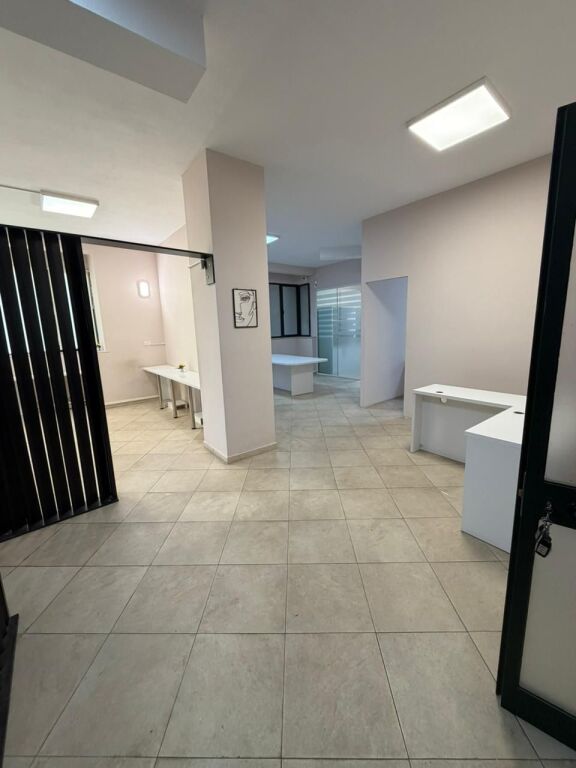 🏢 Jepet ambient me qira  📍 Zona: 21 Dhjetori💰 Çmimi: 100.000 lekë/muaj