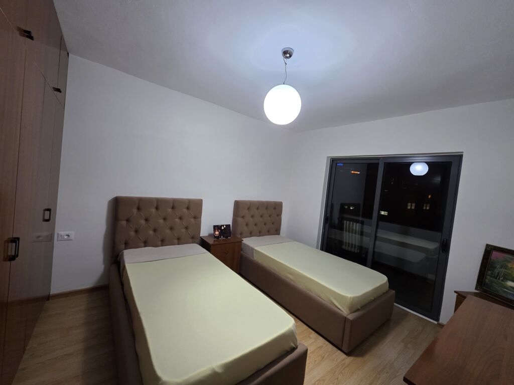 APARTMENT FOR RENT 4+1+2 – MINE PEZA, TIRANAApartment for rent 120 m², 3rd floor, in the Mine Peza area. Layout: living room, kitchen, 4 bedrooms, 2 bathrooms, balcony. Suitable for residence or office.  💶 Price: 1500 €/month