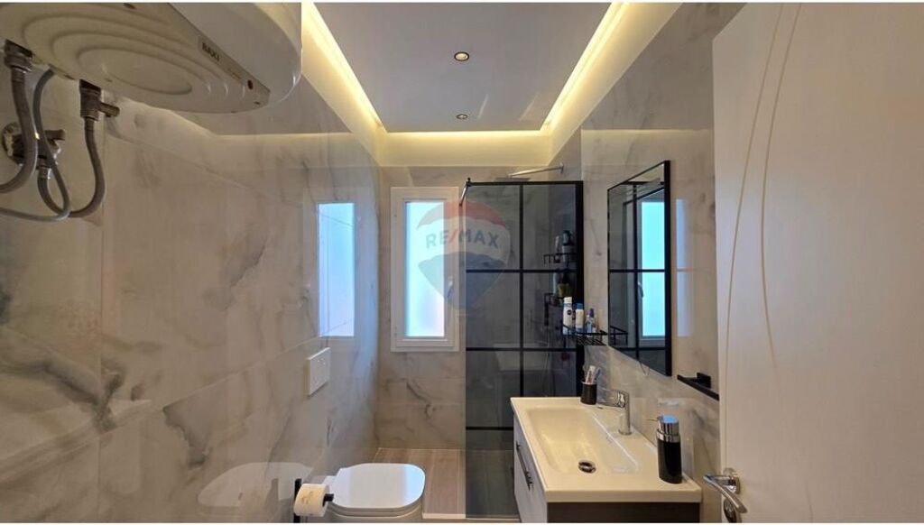 Apartament 1+1prane portit,Vlore