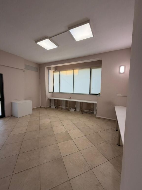 🏢 Jepet ambient me qira  📍 Zona: 21 Dhjetori💰 Çmimi: 100.000 lekë/muaj