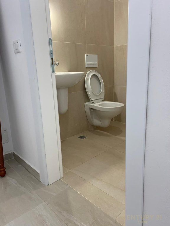 COMUNE DI PARIGI AFFITTIAMO LOCALE COMMERCIALE PIANO 0 350 € /Mese
