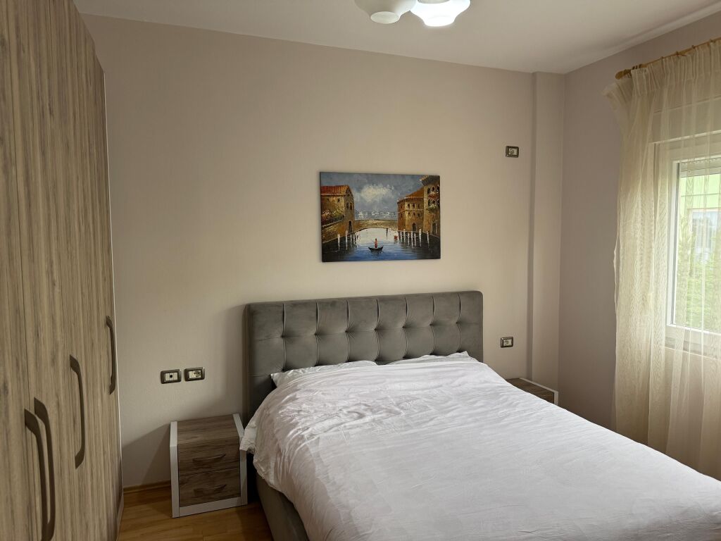 2+1,i mobiluar apartament,te shkolla rreze drite,sauk i ri,500 mije leke