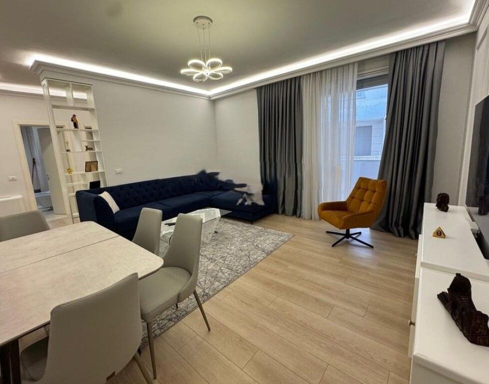 Shitet apartament 2+1+2 pranë Kopshtit Botanik (tek Xhamia)!

