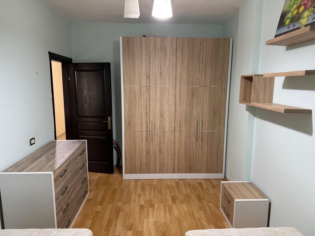 2+1,i mobiluar apartament,te shkolla rreze drite,sauk i ri,500 mije leke