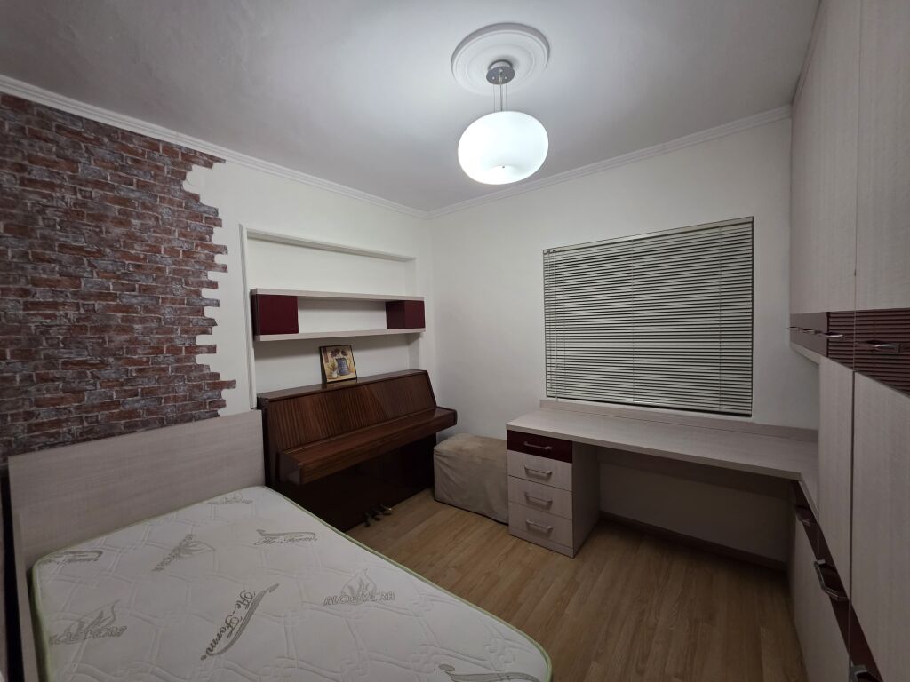 APARTMENT FOR RENT 4+1+2 – MINE PEZA, TIRANAApartment for rent 120 m², 3rd floor, in the Mine Peza area. Layout: living room, kitchen, 4 bedrooms, 2 bathrooms, balcony. Suitable for residence or office.  💶 Price: 1500 €/month