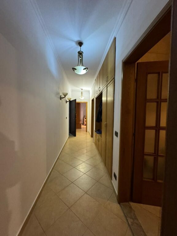 🏠AFFITTASI Appartamento 2+1   📍Lago Artificiale 🏢4° piano, con ascensore📐Sup: 120m2 💶 Prezzo: 80.000 Leke/mese