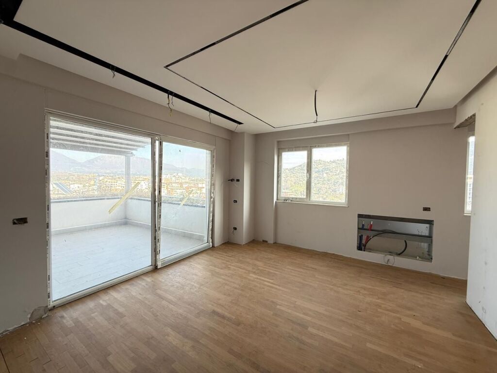 PENTHOUSE 3+1 +3 POSTE PARKIMI PER SHITJE TEK LIQENI I THATE