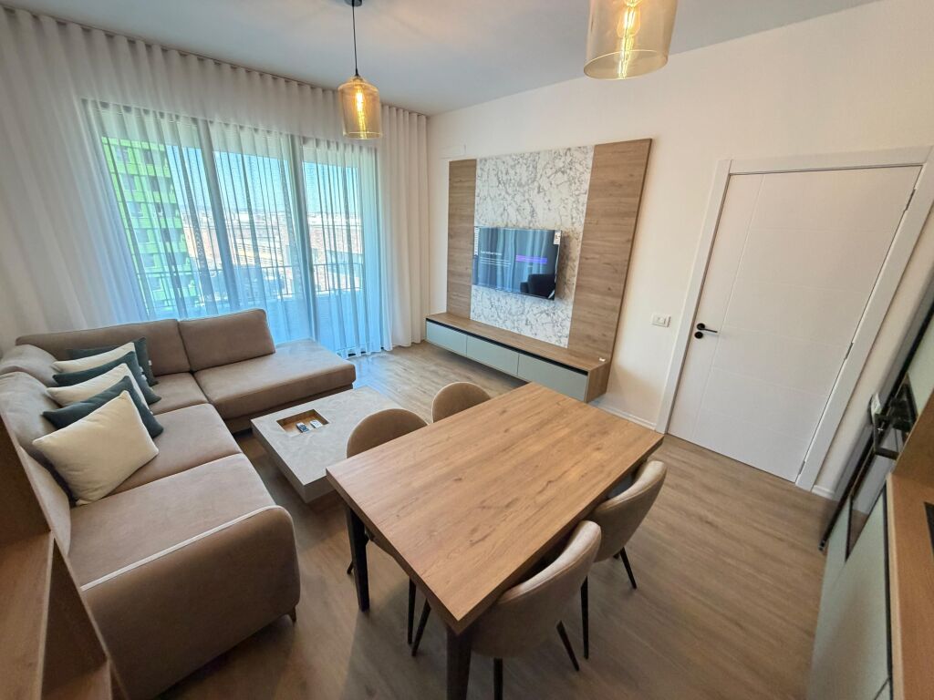 🏢 Jepet me Qera Apartament 2+1 – Zona 5 Maji  Ofrohet për qera një apartament 2+1 në zonën e 5 Majit, një nga zonat në zhvillim dhe me akses të mirë në qytet. Apartamenti është i organizuar në mënyrë funksionale dhe i përshtatshëm për familje ose për individë që kërkojnë komoditet dhe qetësi.  📍 Vendndodhja: Zona 5 Maji 🏠 Tipologjia: 2+1 💶 Çmimi: 700 mije leke/ muaj  Për më shumë informacion ose për një vizitë në pronë, ju lutemi na kontaktoni.