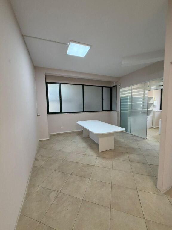 🏢 Jepet ambient me qira  📍 Zona: 21 Dhjetori💰 Çmimi: 100.000 lekë/muaj