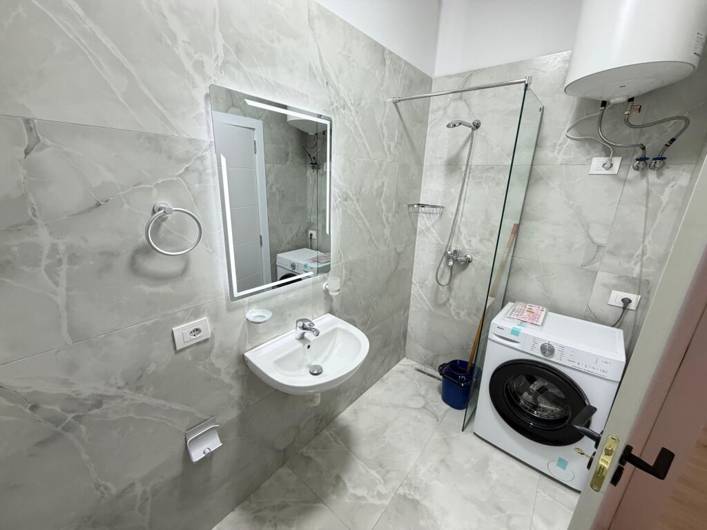 🏢 Jepet me Qera Apartament 2+1 – Zona 5 Maji  Ofrohet për qera një apartament 2+1 në zonën e 5 Majit, një nga zonat në zhvillim dhe me akses të mirë në qytet. Apartamenti është i organizuar në mënyrë funksionale dhe i përshtatshëm për familje ose për individë që kërkojnë komoditet dhe qetësi.  📍 Vendndodhja: Zona 5 Maji 🏠 Tipologjia: 2+1 💶 Çmimi: 700 mije leke/ muaj  Për më shumë informacion ose për një vizitë në pronë, ju lutemi na kontaktoni.