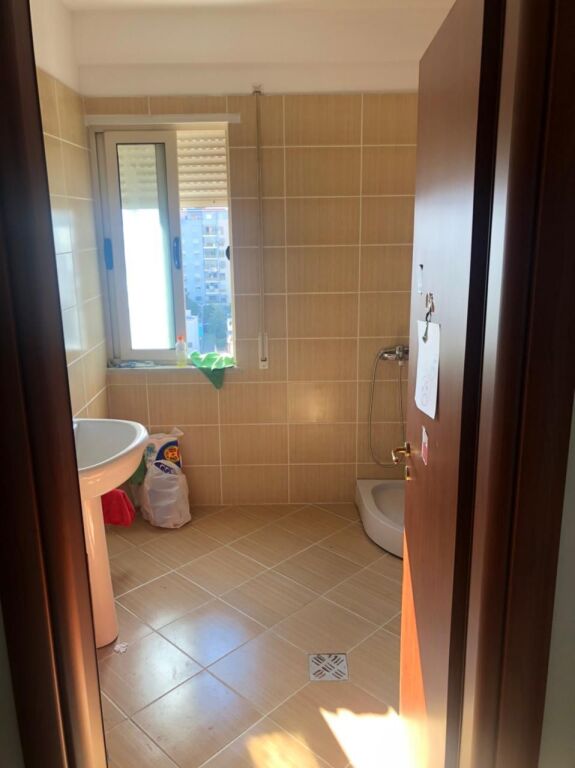 🏡Jepet me qera apartament 2+1  👉🏻I përshtatshëm për banim ose zyra. 📍 Rruga Jordan Misja💰 Çmimi: 600€ / muaj