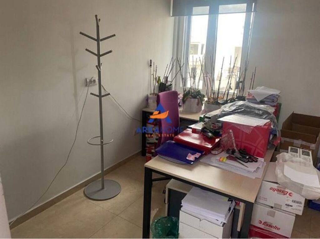 JEPET ZYRE ME QERA 105M2 "MYSLYM SHYRI" 1400 EURO