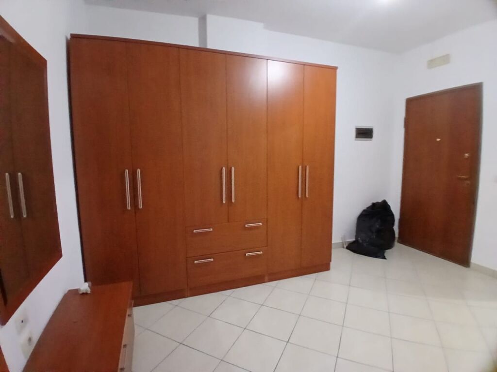 2+1,pjeserisht i mobiluar,te eco market yzberisht,400 mije leke