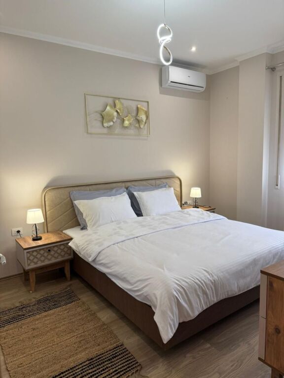 🏡 Jepet me qera apartament 1+1   📍Pallati Tibo, përballë Delijorgjit💰 Qera: 70,000 lek/muaj