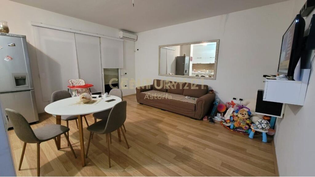 Jepet me qira apartament 1+1 te Kopshti Botanik, rruga "Xhon Kenedi"