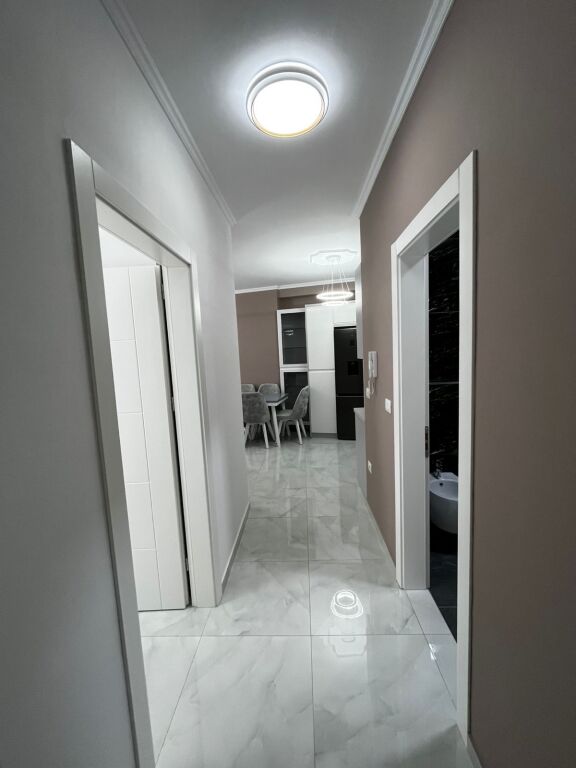 Appartamento 1+1 in affitto – Astir  Appartamento 1+1 in affitto, completamente arredato con mobili nuovi. L'appartamento è nuovo, si trova al 5° piano e ha una superficie di 70 m².  📍 Indirizzo: Palazzo Urban Gate, di fronte al Complesso Jolla, Astir 💰 Prezzo: 450 mila lek / mese