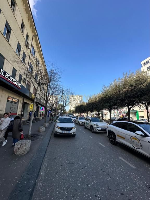 Shiten 2 apartamente 2+1 në Bulevardin Zogu I