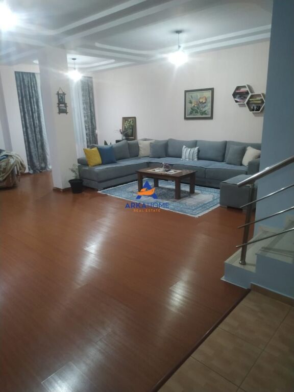 VENDESI PRIVATO SU DUE PIANI IN VENDITA "TE KAFJA RREMES" 220.000 EURO