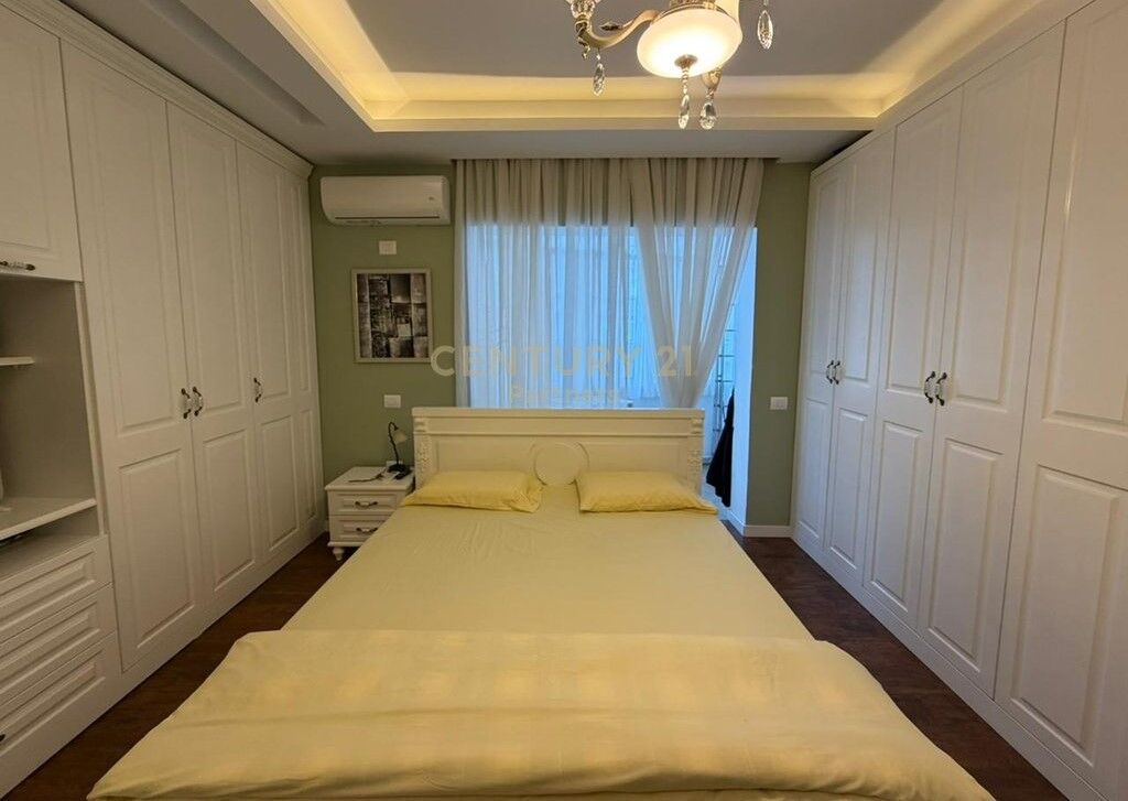 APARTAMENT 1+1 ME KUZHINE TE VECUAR+ VERANDE PRANE CASA ITALIA
